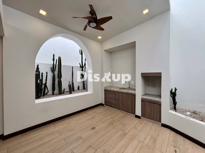 Preciosa y amplia casa independiente de 3 hab. + servicio. Guachipelín, Escazú - Imagen 5