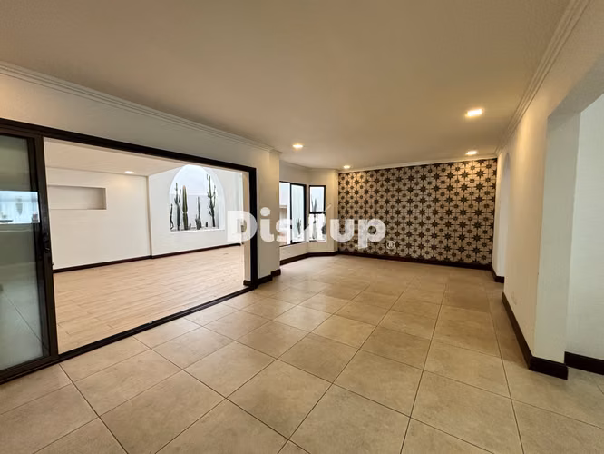 Preciosa y amplia casa independiente de 3 hab. + servicio. Guachipelín, Escazú - Imagen 2