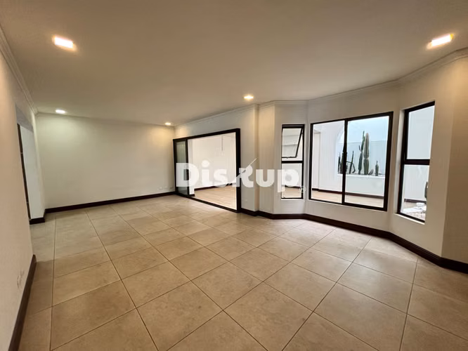 Preciosa y amplia casa independiente de 3 hab. + servicio. Guachipelín, Escazú - Imagen 3