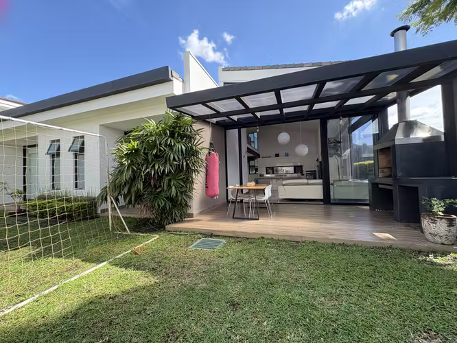 Casa esquinera de una planta diseño moderno - Lindora