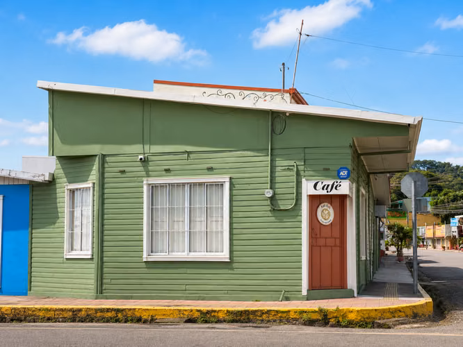 Venta propiedad comercial con apartamento independiente – San Rafael de Heredia