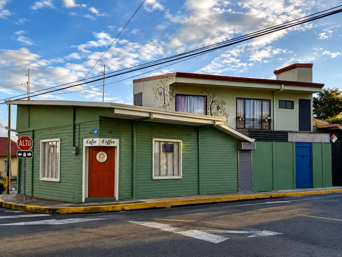 Venta propiedad comercial con apartamento independiente – San Rafael de Heredia