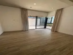 Alquiler apartamento moderno con jardín - Imagen 10