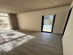 Alquiler apartamento moderno con jardín - Imagen 9