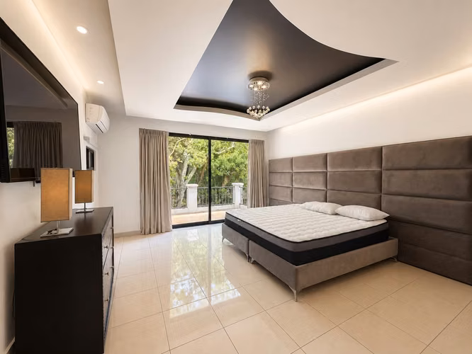 Elegante casa con piscina en exclusivo condominio - Imagen 7