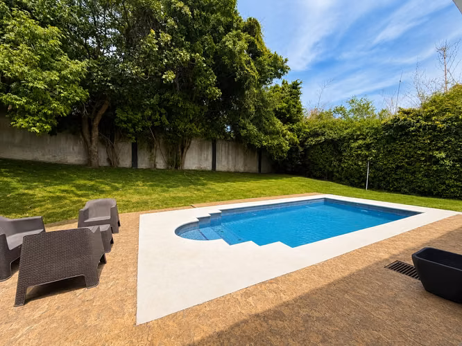 Elegante casa con piscina en exclusivo condominio
