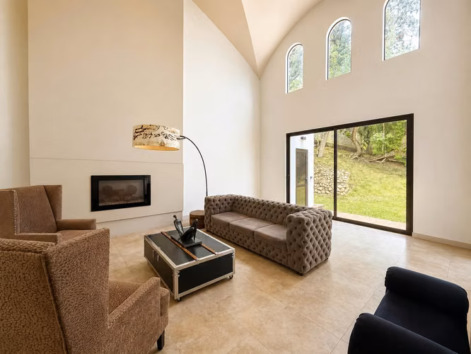 Elegante casa con piscina en exclusivo condominio - Imagen 2