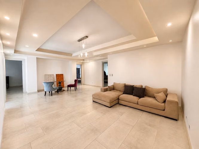 Elegante casa con piscina en exclusivo condominio - Imagen 6
