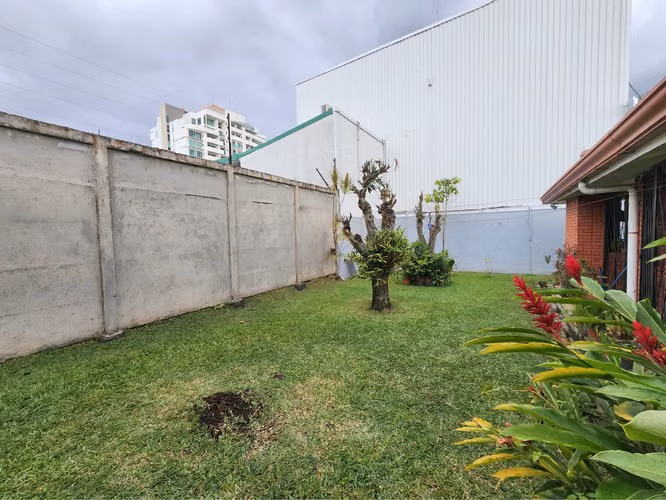 Se vende casa de 302m2 en Mansiones de Robledal en la Uruca