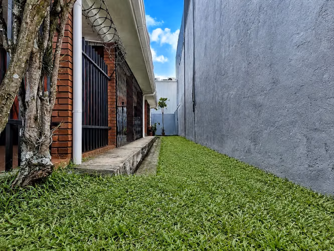 Se vende casa de 302m2 en Mansiones de Robledal en la Uruca