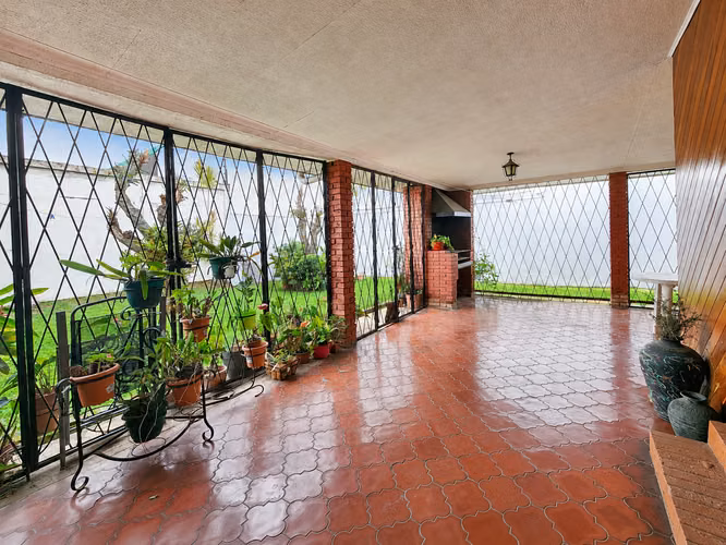 Se vende casa de 302m2 en Mansiones de Robledal en la Uruca