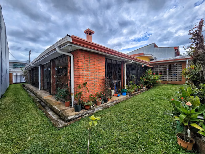 Se vende casa de 302m2 en Mansiones de Robledal en la Uruca