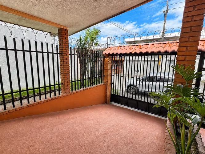 Se vende casa de 302m2 en Mansiones de Robledal en la Uruca