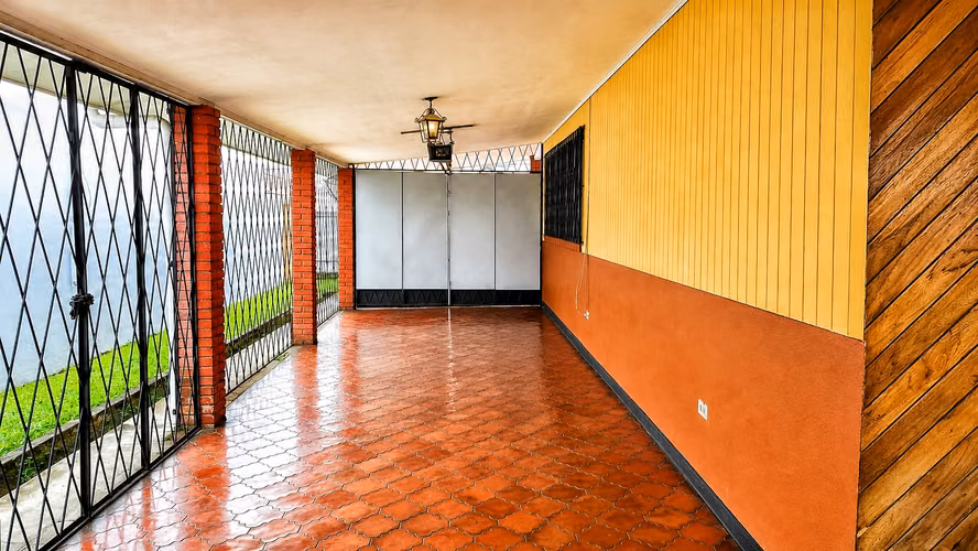 Se vende casa de 302m2 en Mansiones de Robledal en la Uruca