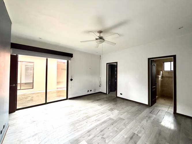 SE VENDE AMPLIA CASA EN LOMAS DE CARIARI -  HEREDIA - Imagen 17