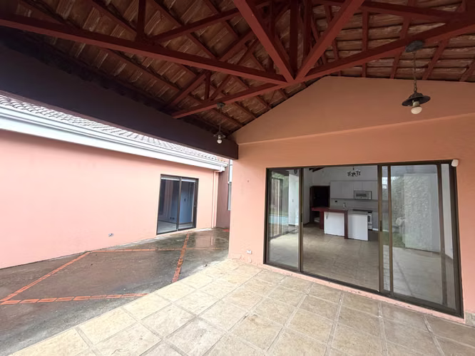 SE VENDE AMPLIA CASA EN LOMAS DE CARIARI -  HEREDIA - Imagen 4