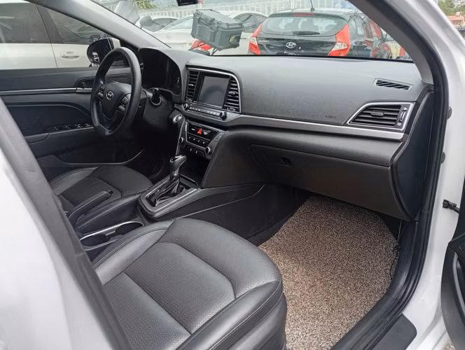 Hyundai avante - Imagen 6