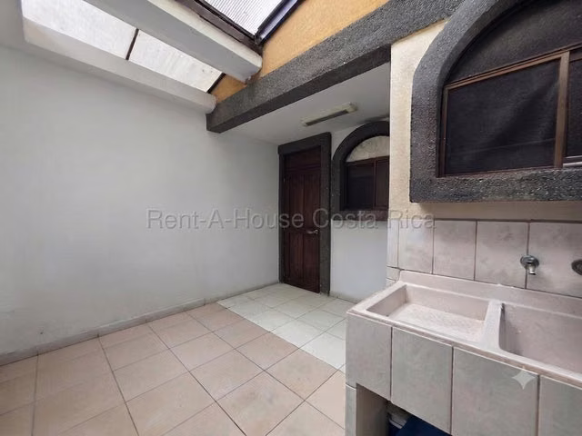Casa adosada Ulloa Heredia: 3 hab, 2.5 baños, 4 parqueos, 2 terrazas - Imagen 6