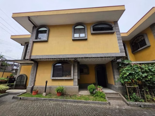 Casa adosada Ulloa Heredia: 3 hab, 2.5 baños, 4 parqueos, 2 terrazas