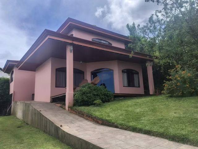 Venta de Casa de 3 Niveles en Zarcero de Alajuela.