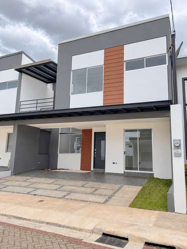 Amplia casa de 5 habitaciones con jardín y amenidades en condominio Distrito San Juan #998123