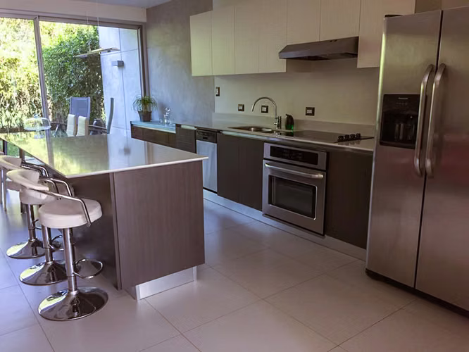 Lindora Santa Ana! Condo contemporáneo amueblado con jardín - Imagen 14