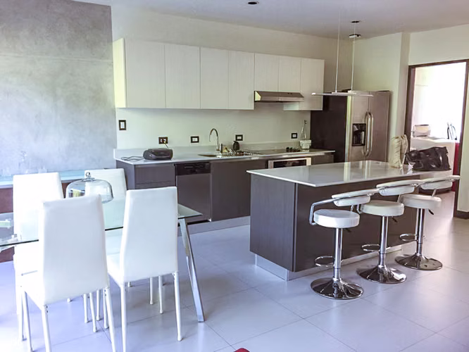 Lindora Santa Ana! Condo contemporáneo amueblado con jardín - Imagen 17