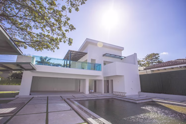 Lindora Santa Ana! Condo contemporáneo amueblado con jardín - Imagen 1