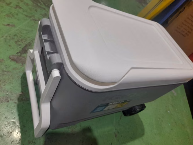 Hielera gris igloo de ruedas de 37lts nuevo con agarrador