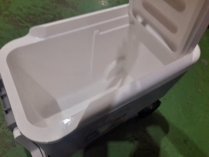 Hielera gris igloo de ruedas de 37lts nuevo con agarrador