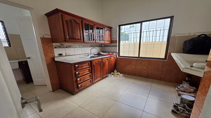  ¡OPORTUNIDAD CASA USO COMERCIAL PARA SU NEGOCIO EN BARRIO ESCALANTE! 