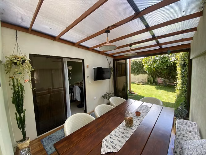 Casa pet friendly en condominio con jardín, terraza, piscina y seguridad 24/7 – 600.000