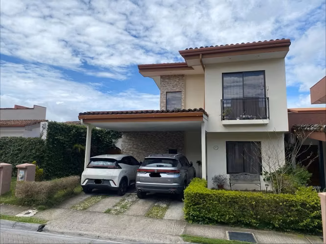 Casa pet friendly en condominio con jardín, terraza, piscina y seguridad 24/7 – 600.000