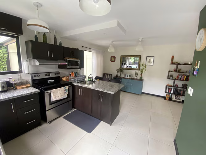 Casa pet friendly en condominio con jardín, terraza, piscina y seguridad 24/7 – 600.000