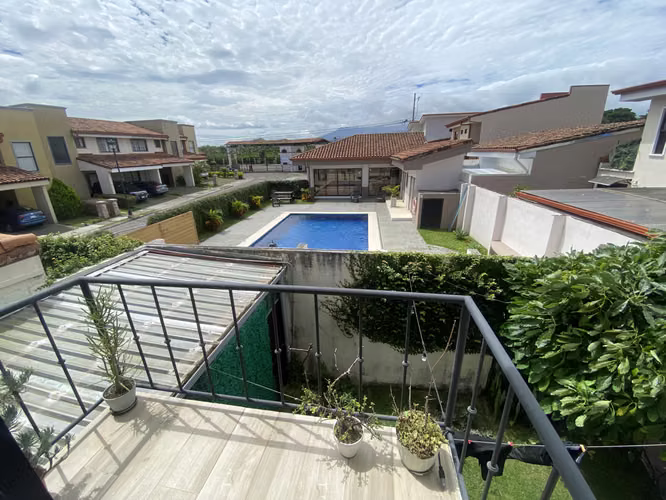 Casa pet friendly en condominio con jardín, terraza, piscina y seguridad 24/7 – 600.000