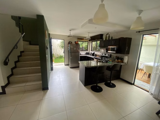 Casa pet friendly en condominio con jardín, terraza, piscina y seguridad 24/7 – 600.000