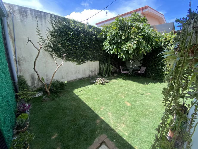 Casa pet friendly en condominio con jardín, terraza, piscina y seguridad 24/7 – 600.000