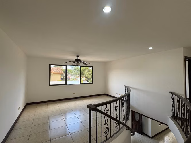 Casa en Condominio en Pozos – 3 Habitaciones + Cuarto de Servicio $2700
