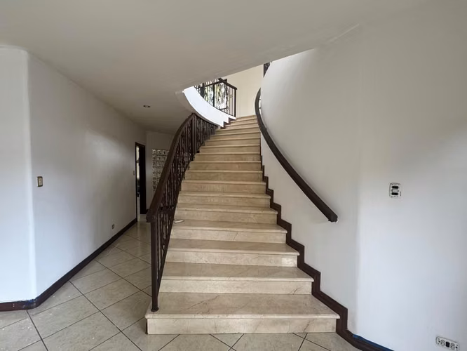 Casa en Condominio en Pozos – 3 Habitaciones + Cuarto de Servicio $2700