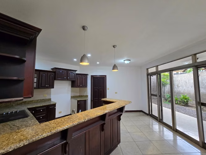 Amplia casa en Condominio –  Pozos, $2700 - Imagen 2