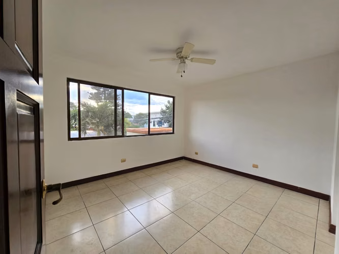 Amplia casa en Condominio –  Pozos, $2700 - Imagen 5