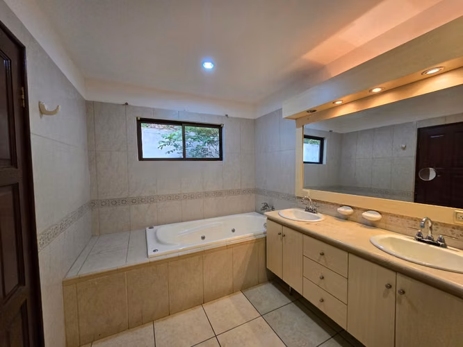 Amplia casa en Condominio –  Pozos, $2700 - Imagen 6