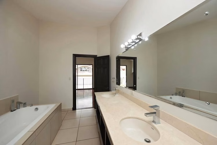 Hermosa Casa en Alquiler en Santa Ana. - Imagen 9