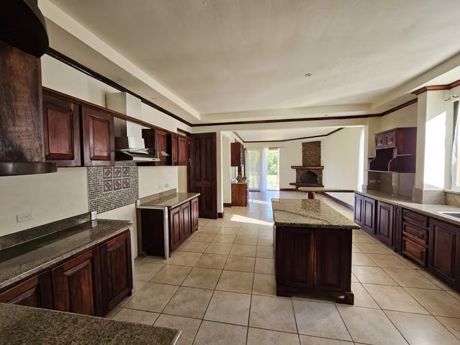 Bella Casa de Lujo en Residencial Zurquí Hills, Heredia - Imagen 6