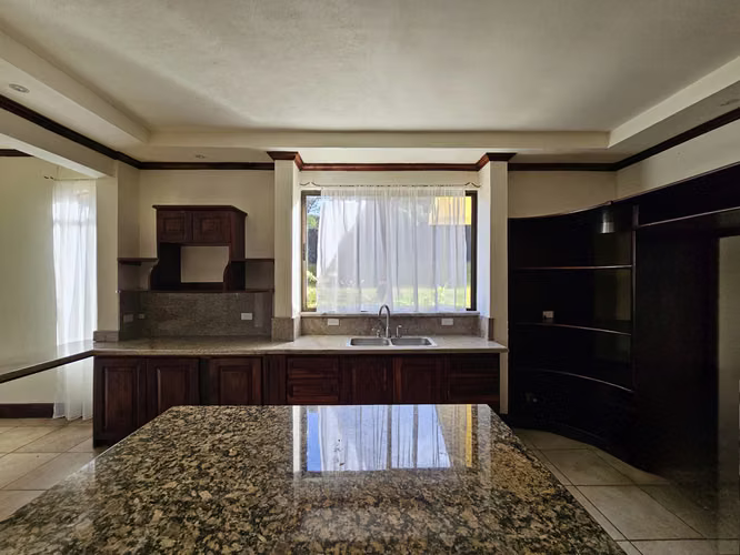 Bella Casa de Lujo en Residencial Zurquí Hills, Heredia - Imagen 7