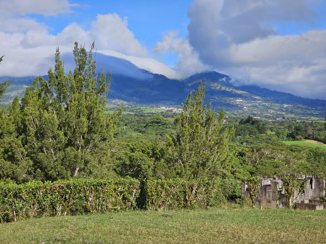 Bella Casa de Lujo en Residencial Zurquí Hills, Heredia