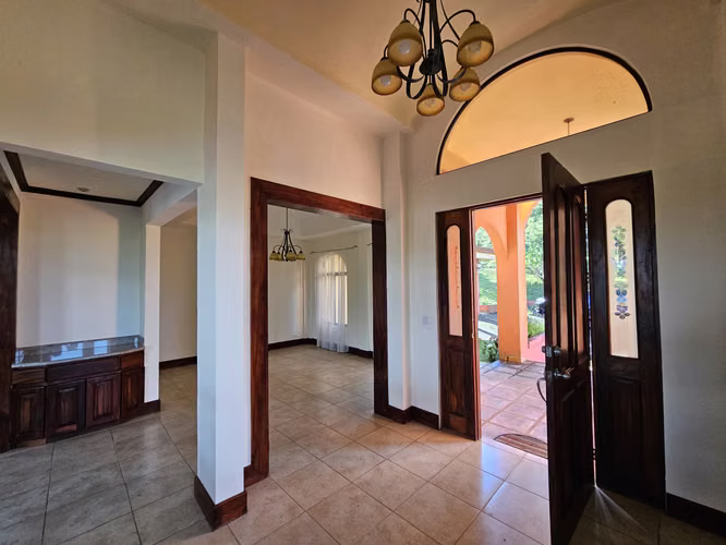 Bella Casa de Lujo en Residencial Zurquí Hills, Heredia - Imagen 4