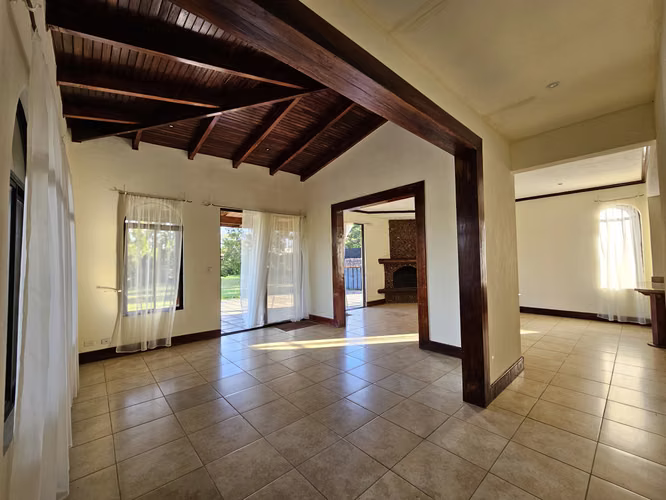 Bella Casa de Lujo en Residencial Zurquí Hills, Heredia - Imagen 2