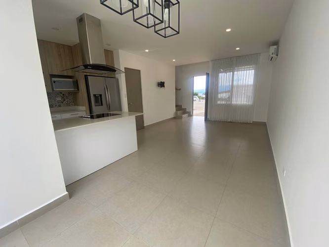 Casa Esquinera en Alquiler | Vistas de Santa Ana – Río Oro - Imagen 4