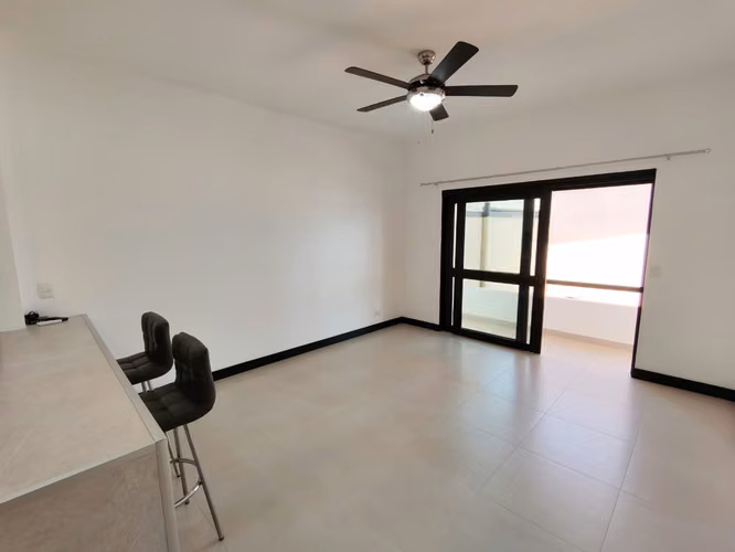 Se alquila apartamento en Guachipelín Norte de Escazú.
